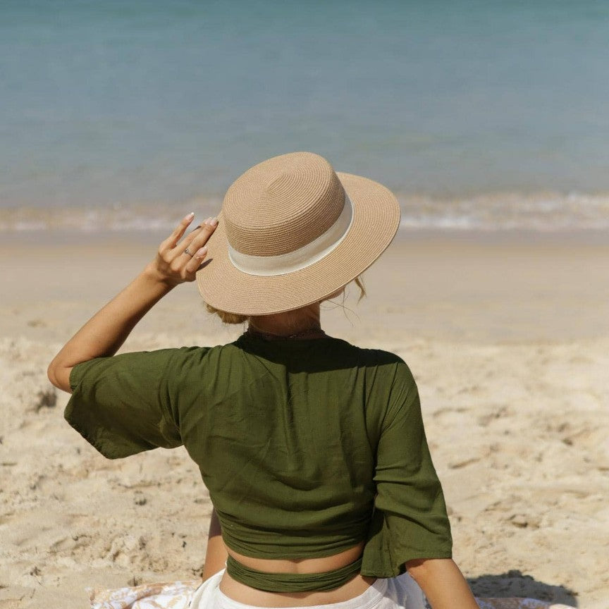 Sombrero de copa plana de paja elegante e informal a la moda para mujer con correas