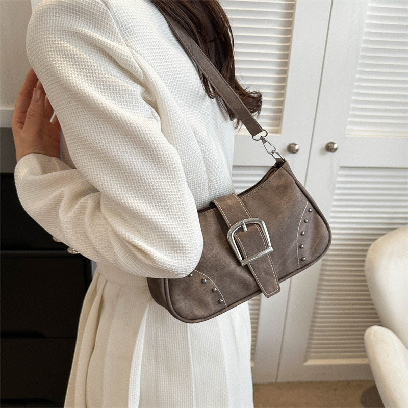 Bolso sencillo de moda con remaches para debajo del brazo