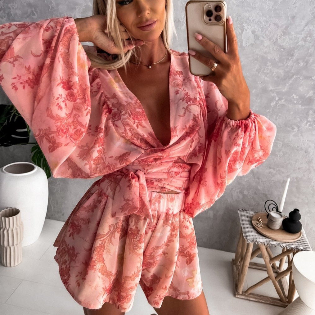 Conjunto de dos piezas de top y pantalones cortos de manga larga con cuello en V y estampado floral para mujer