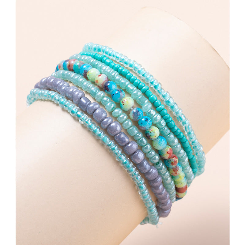 Conjunto de pulseras en capas con minicuentas multicolores bohemias