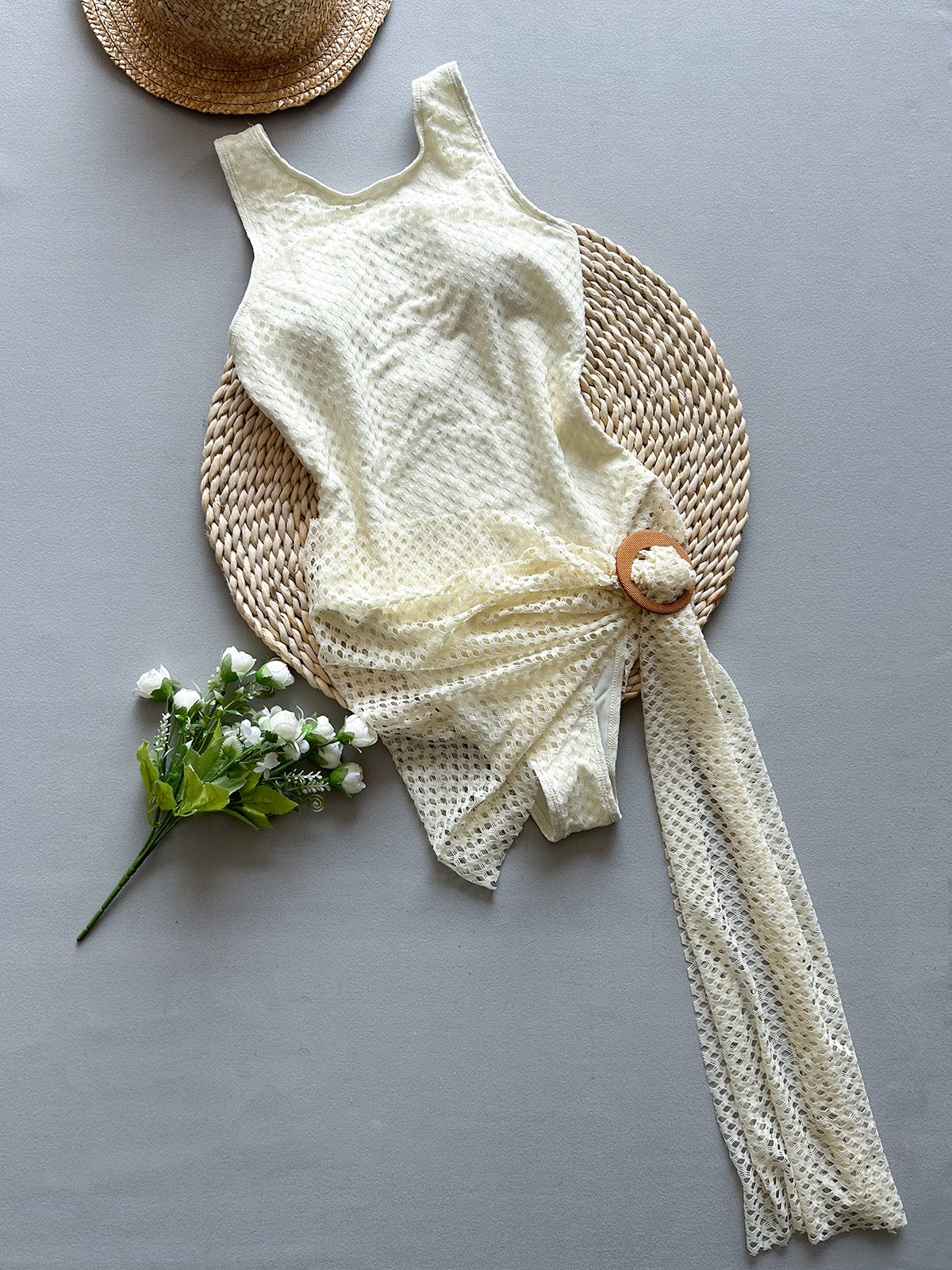Maillot de bain une pièce ajouré en maille de couleur unie pour femme avec détails à lacets