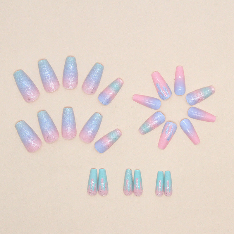 Uñas postizas con purpurina y diseño de macarrón con degradado de color para chica dulce y deslumbrante.