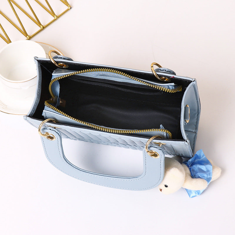 Sac à main décontracté à motif losange de couleur unie pour femme avec pendentif ours