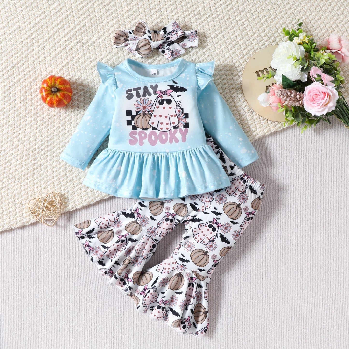 Conjunto de top y pantalones acampanados de manga larga con estampado de calabaza y letras de Halloween para niñas pequeñas