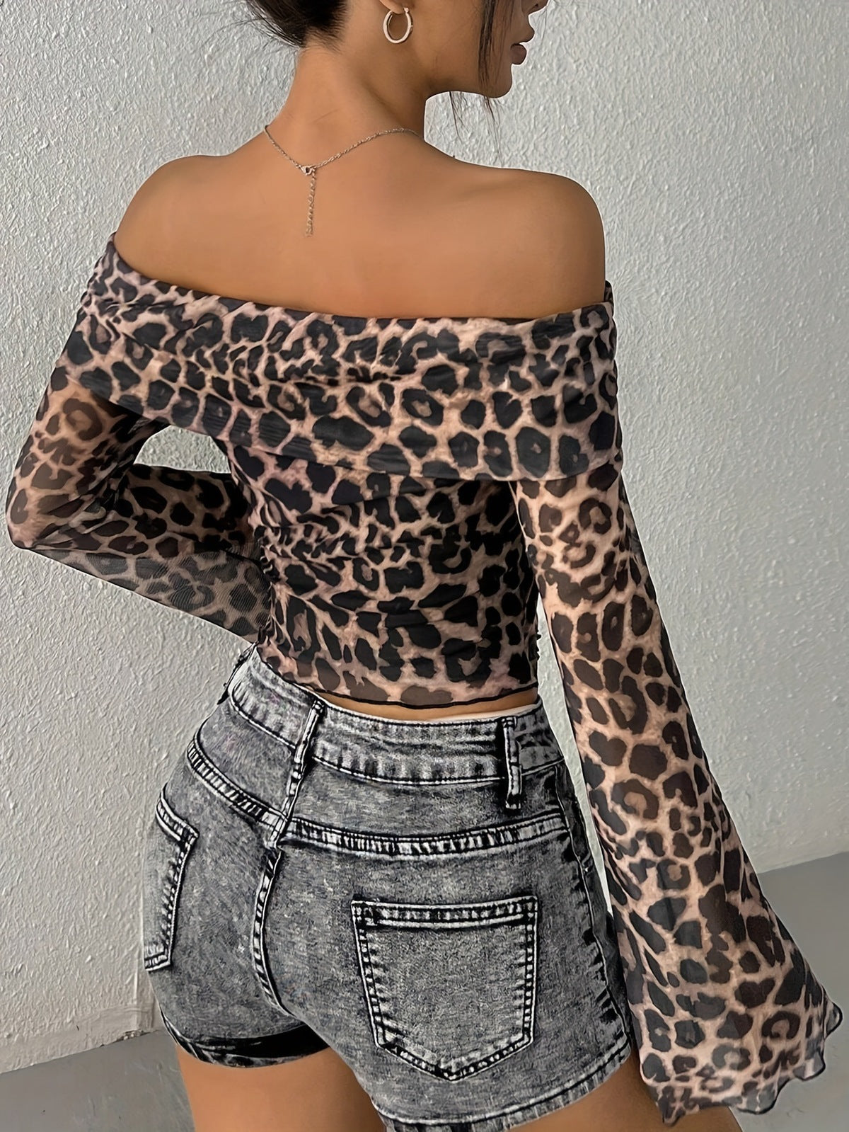 Top corto sexy de manga larga con hombros descubiertos y estampado de leopardo para mujer