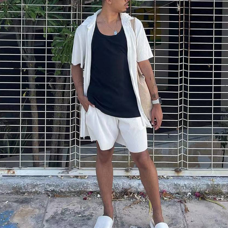 Conjunto de camisa y pantalones cortos de manga corta a rayas de estilo vacacional para hombre