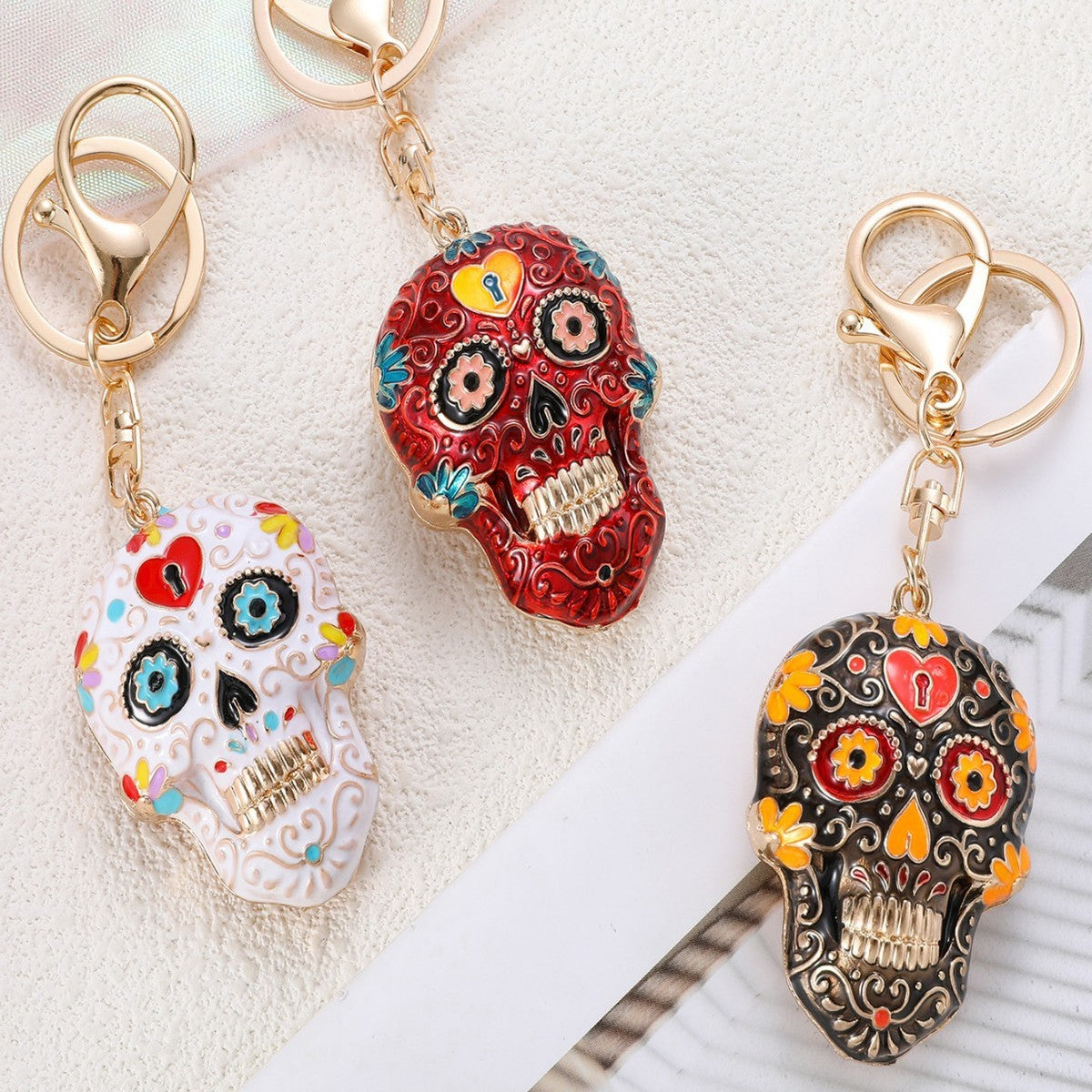 Llavero de calavera de mandala de Halloween con esmalte multicolor - Accesorio de arte moderno