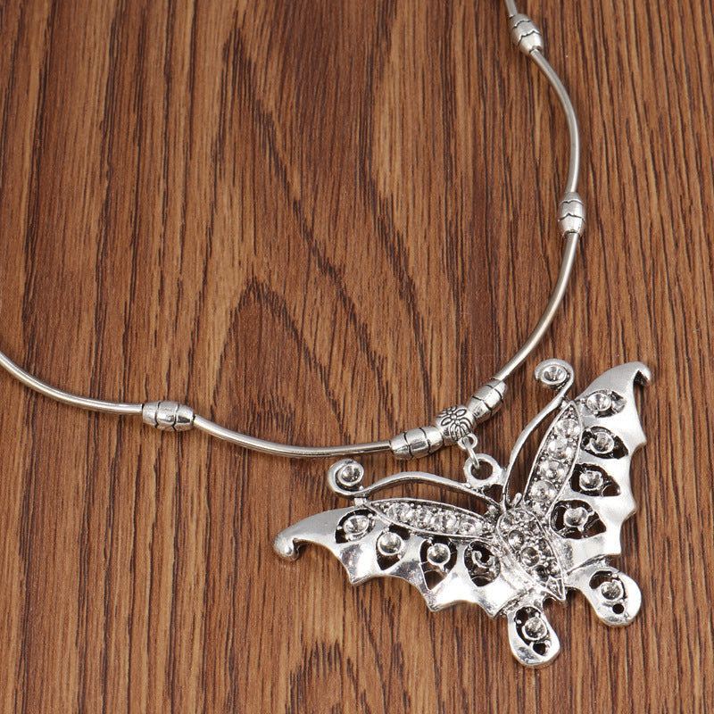 Collar bohemio de mariposa hueca para mujer