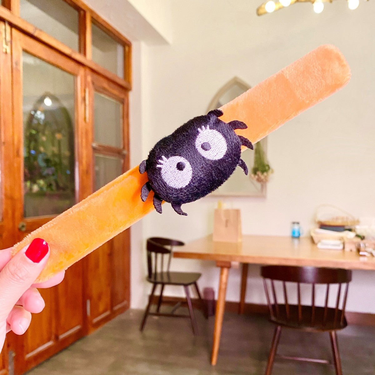 Calabaza divertida de Halloween con dibujos animados, araña, fantasma y aplausos