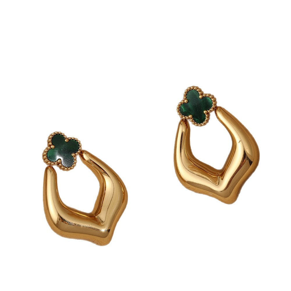 Boucles d'oreilles à tige en acier titane avec trèfle à quatre feuilles personnalisé