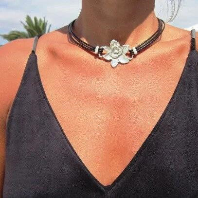 Collar de cordón encerado de aleación floral bohemio retro para mujer