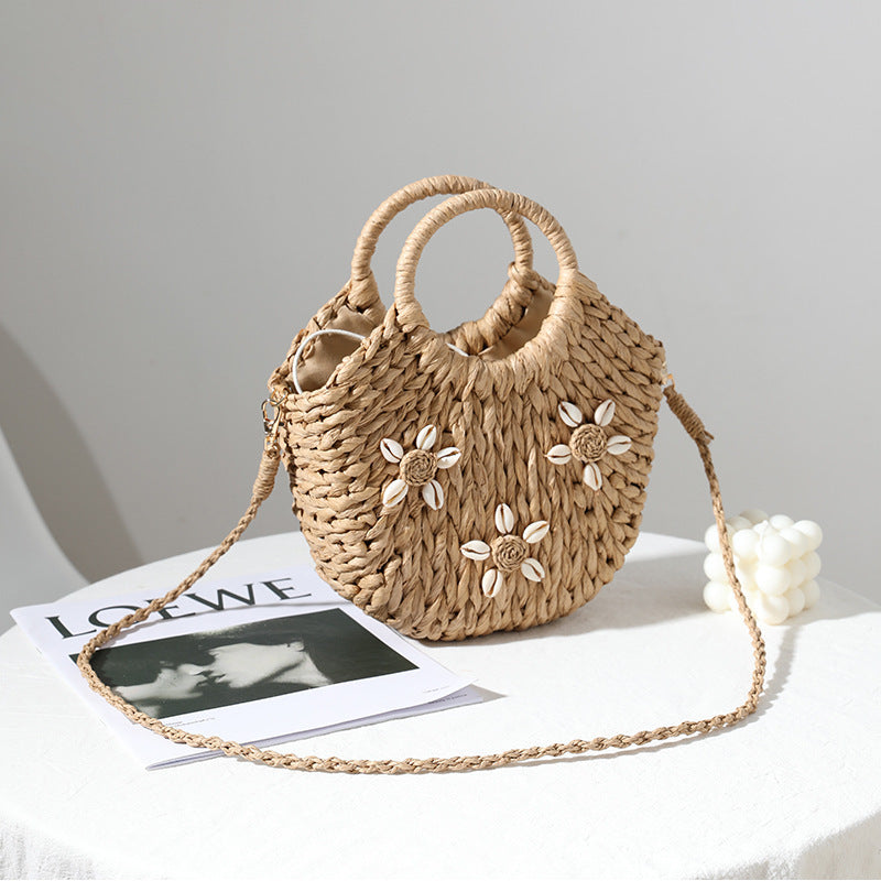 Bolsos de mano bohemios de paja tejida con forma de concha para las fiestas