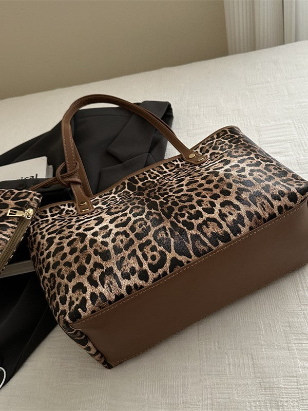 Bolso de mano de gran capacidad con estampado de leopardo y cierre de cremallera.