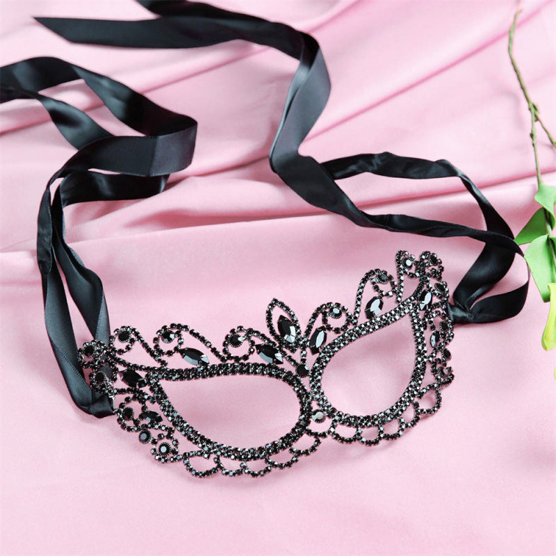 Máscara creativa hecha a mano de diamantes de imitación negros con detalles plateados