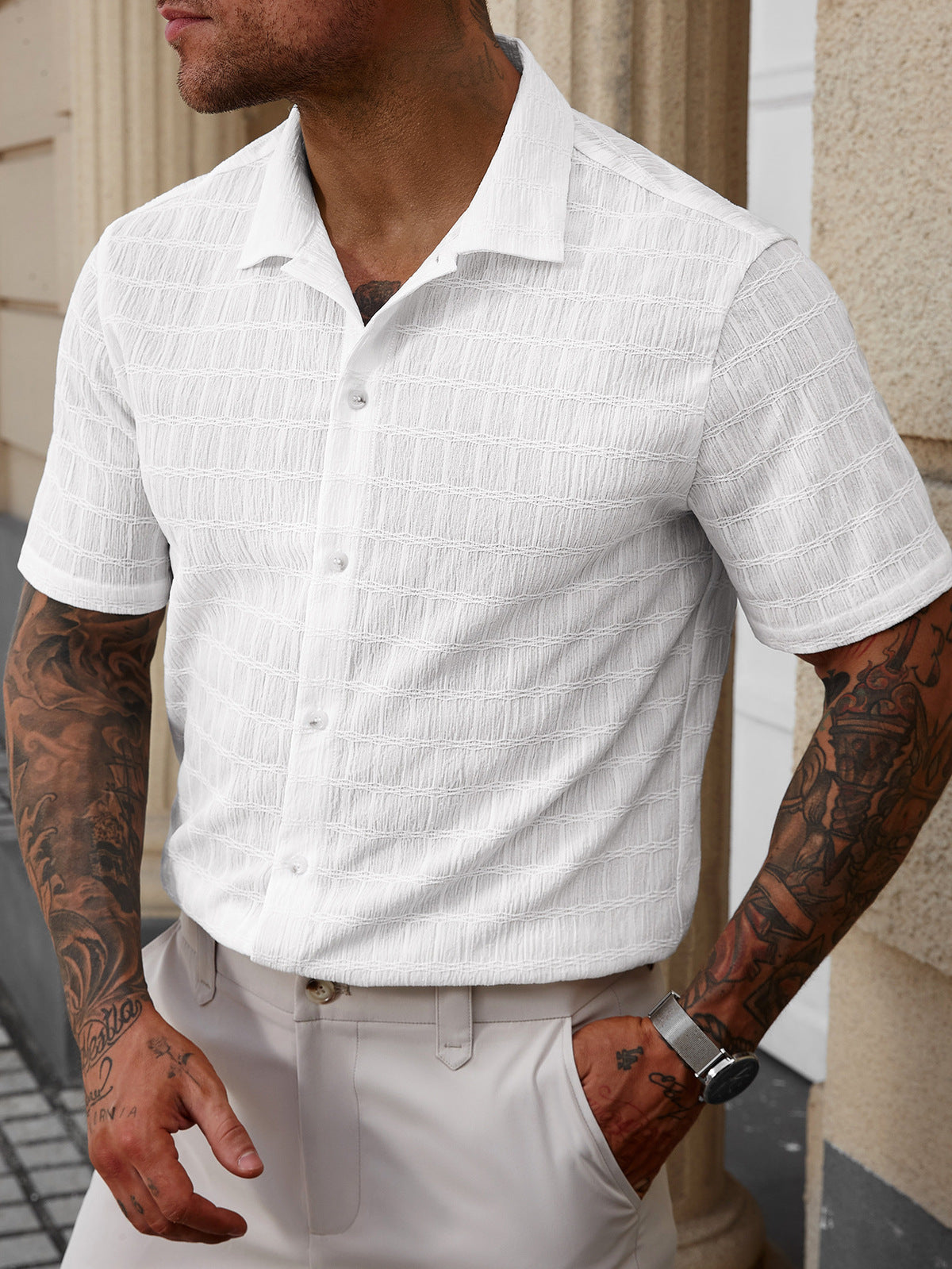 Camisa informal de manga corta con solapa blanca para hombre