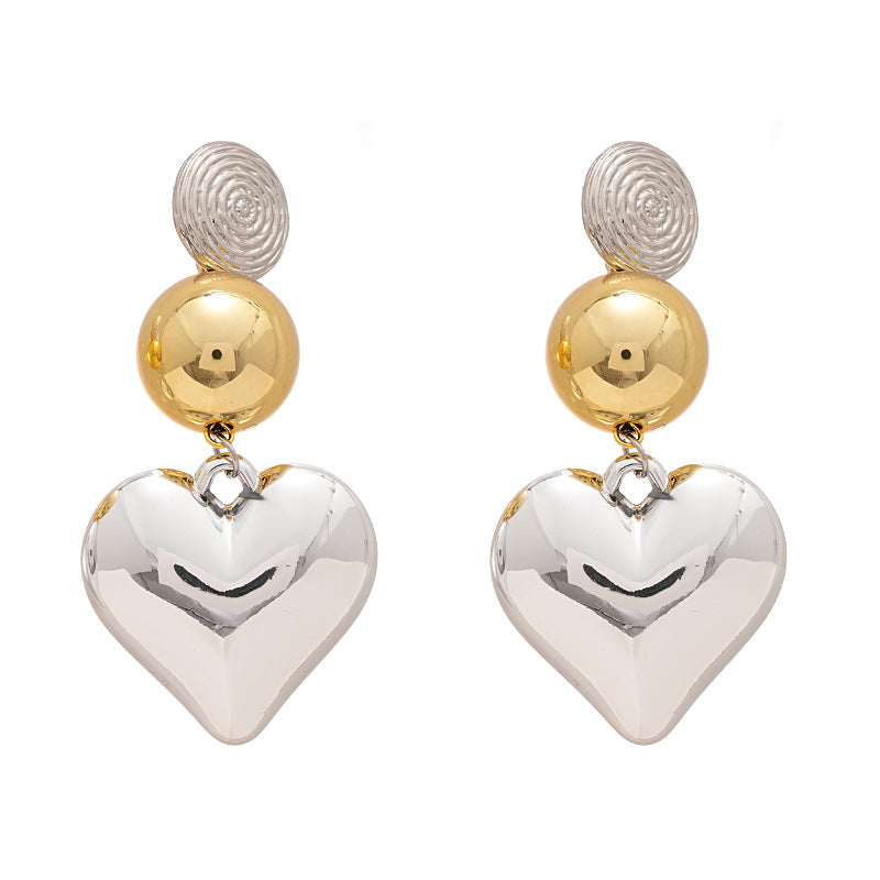 Pendientes de corazón distintivos con contraste exagerado