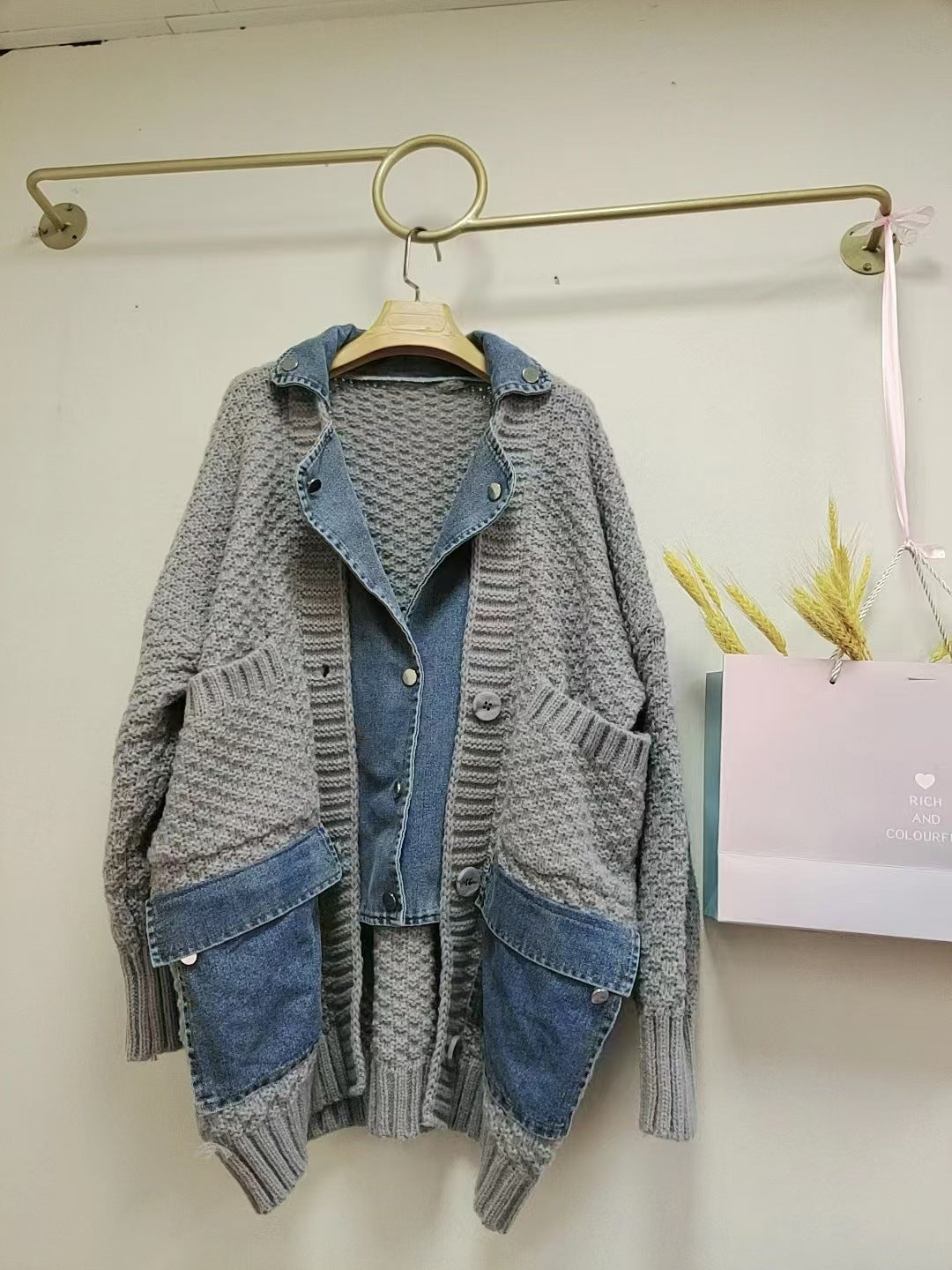 Chaqueta vaquera de punto con costuras distintivas para mujer