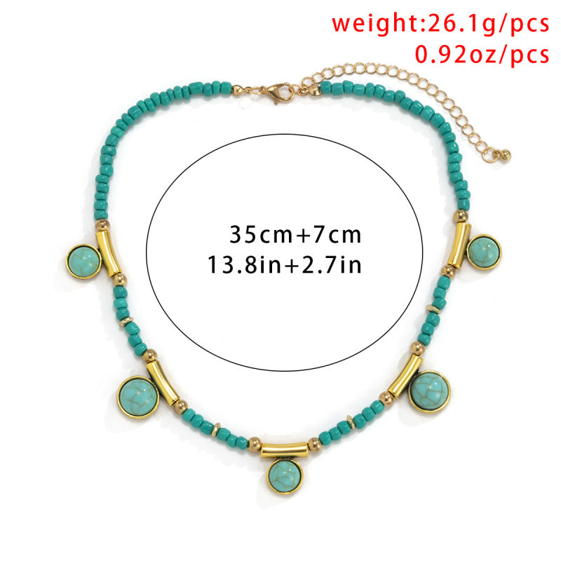 Collar bohemio con borlas de turquesa y cuentas doradas