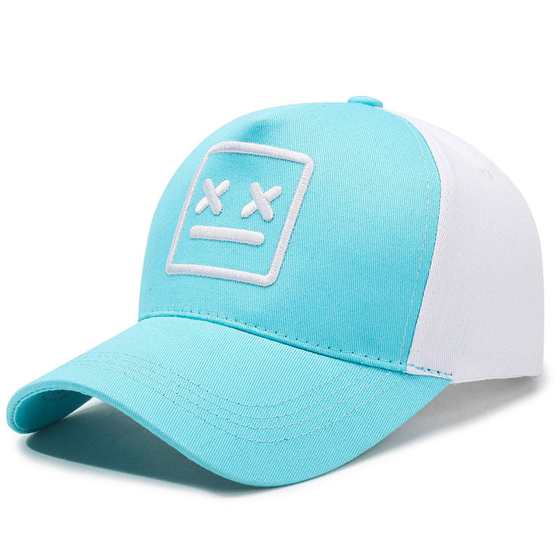 Casquette simple brodée avec coutures contrastées