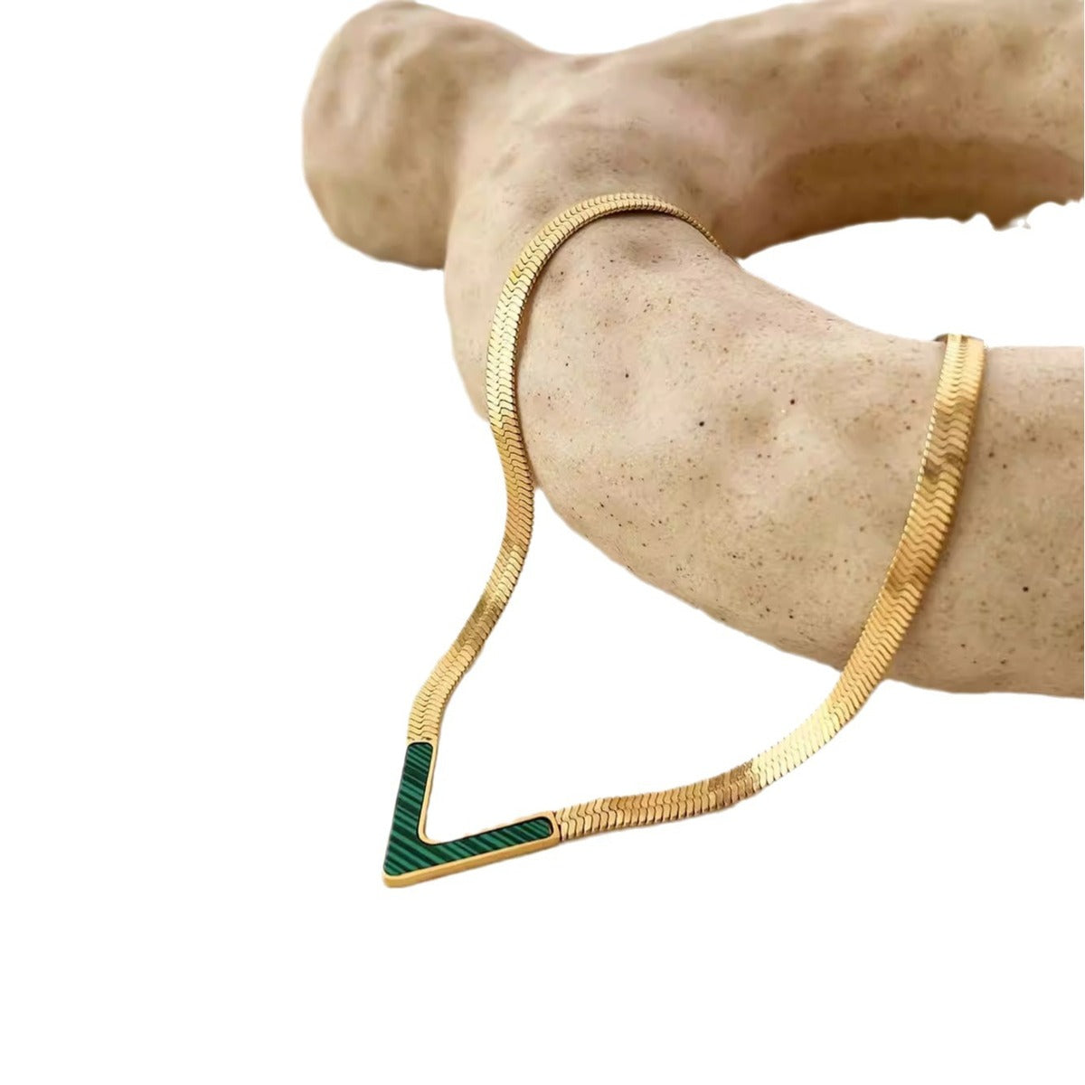 Collar en forma de V de acero y titanio para mujer