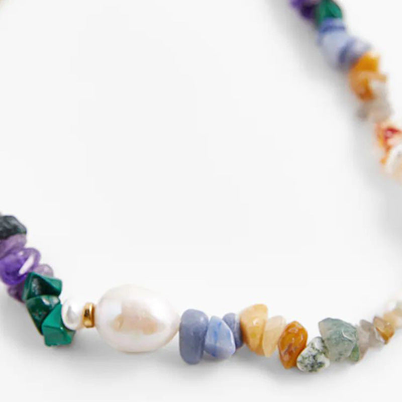 Collar bohemio de piedras multicolores tejidas a mano