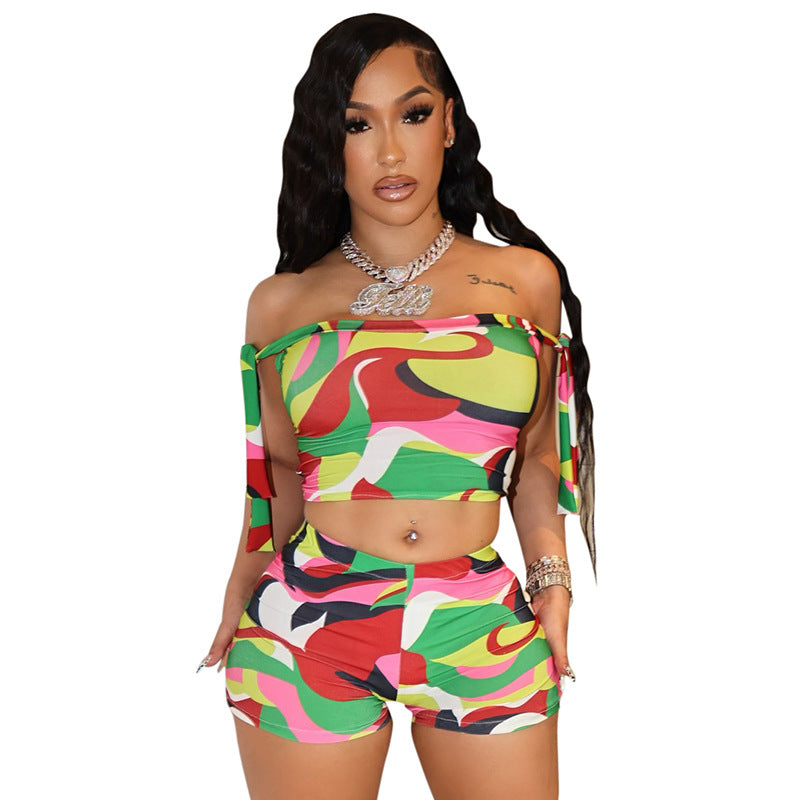 Conjunto de dos piezas con hombros descubiertos y estampado multicolor para mujer, poliéster, sin mangas y pantalones cortos