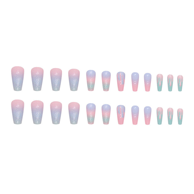 Uñas postizas con purpurina y diseño de macarrón con degradado de color para chica dulce y deslumbrante.