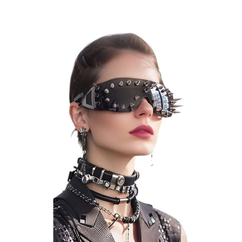 Gafas de sol unisex con montura grande y remaches modernos y estilo punk.
