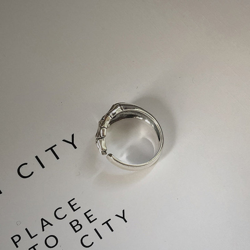 Anillo ajustable de latón plateado con diseño de esqueleto punk de Halloween.