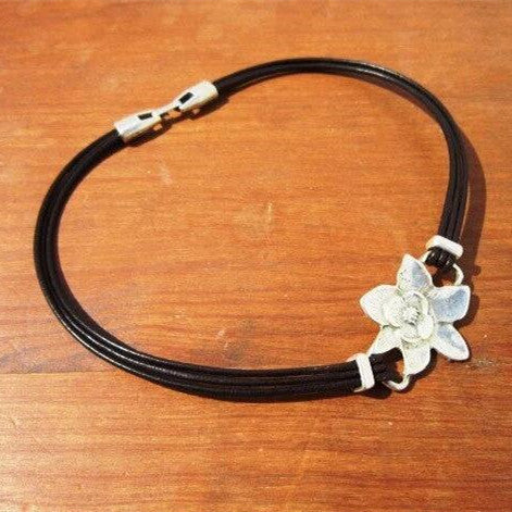 Collar de cordón encerado de aleación floral bohemio retro para mujer