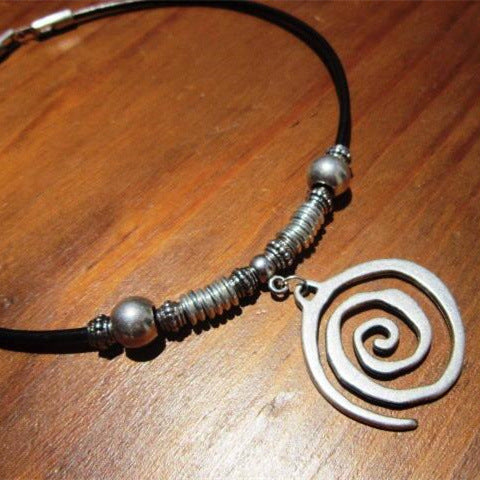Collar con colgante de vórtice de cuentas vintage bohemias