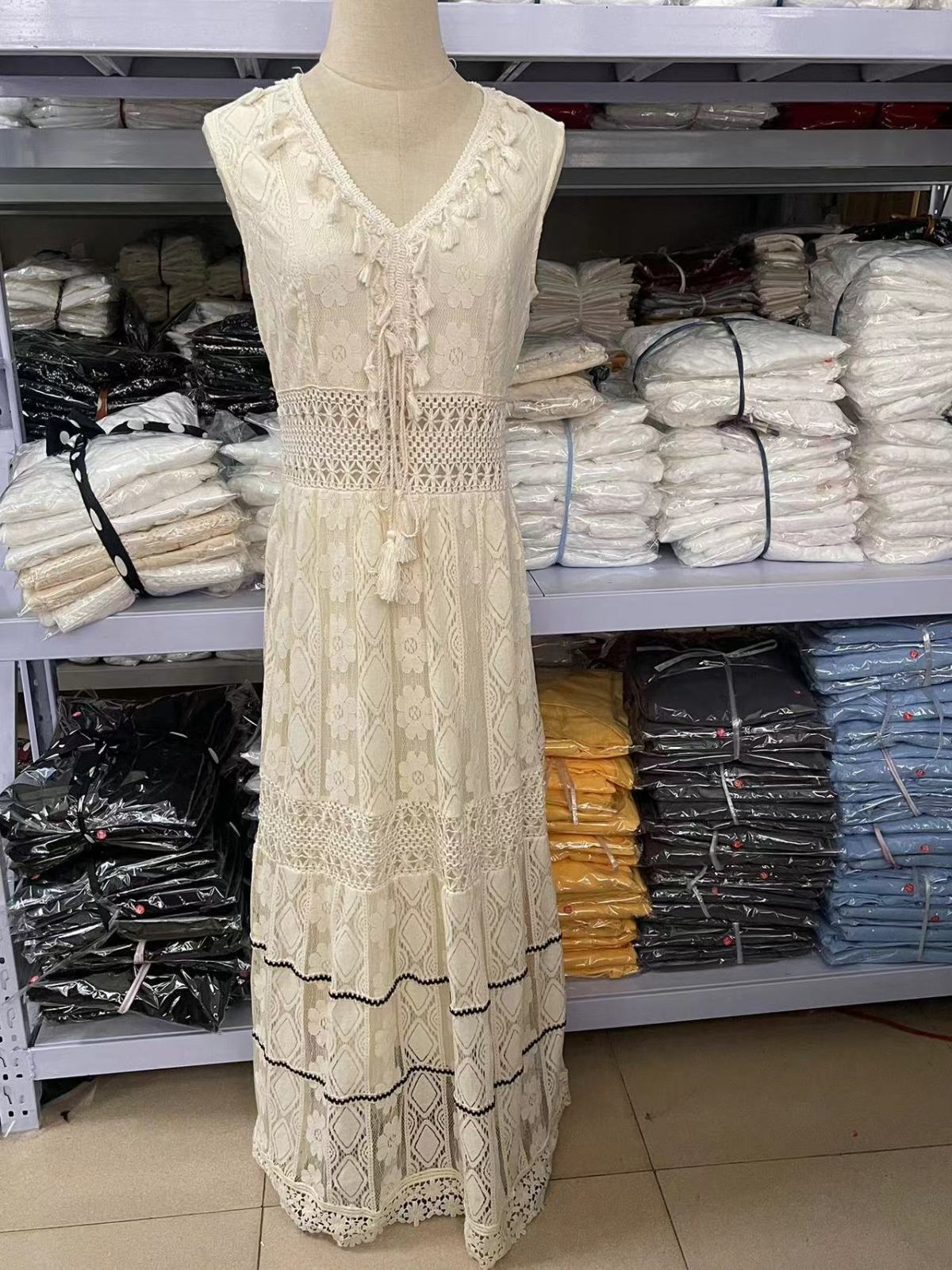 Vestido largo bohemio elegante con costuras de encaje de color sólido para mujer