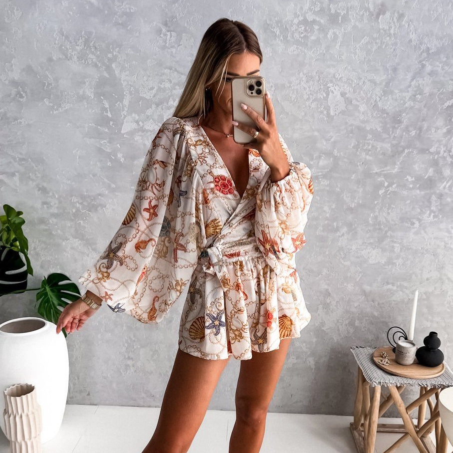 Conjunto de dos piezas de top y pantalones cortos de manga larga con cuello en V y estampado floral para mujer