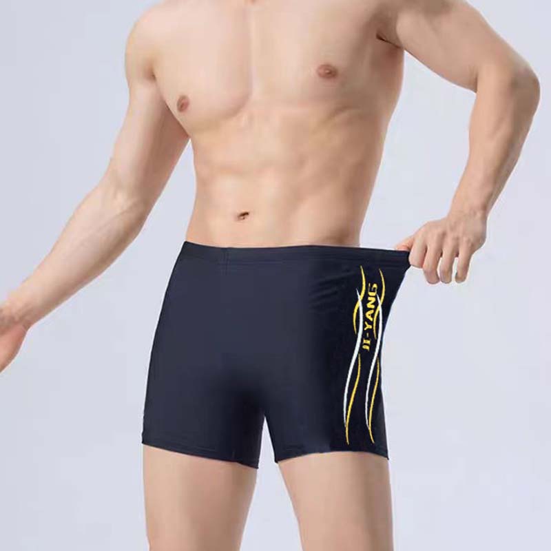 Traje de baño de ángulo plano con estampado de letras y colores a juego para hombre