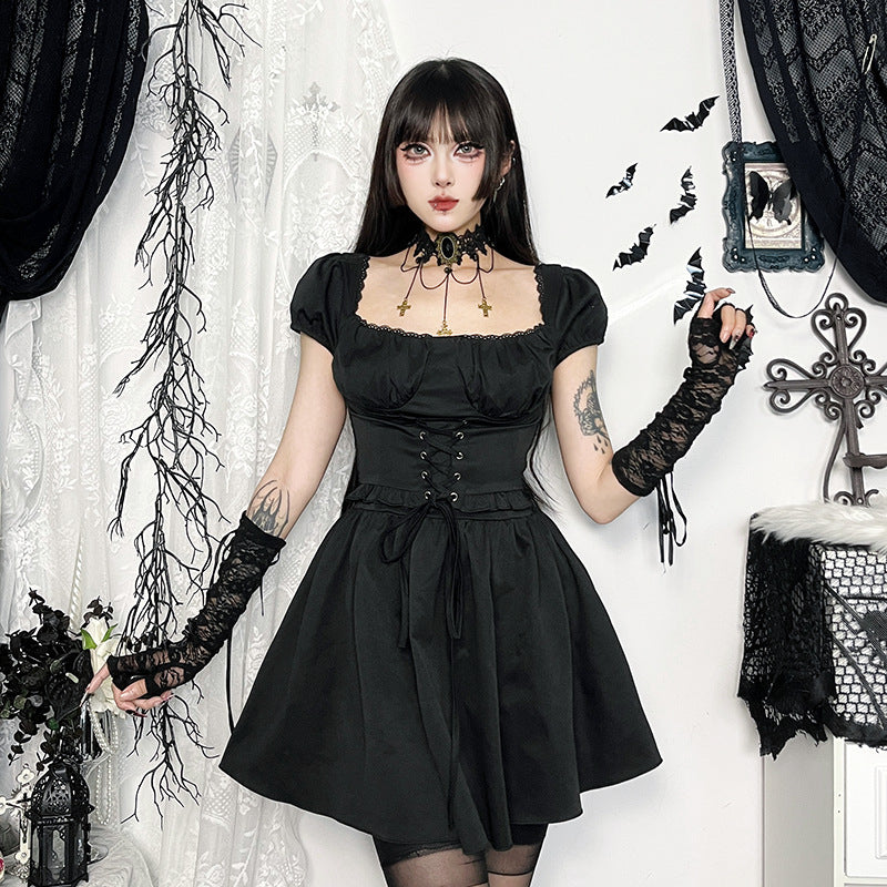 Robe élégante à lacets et col carré de style gothique