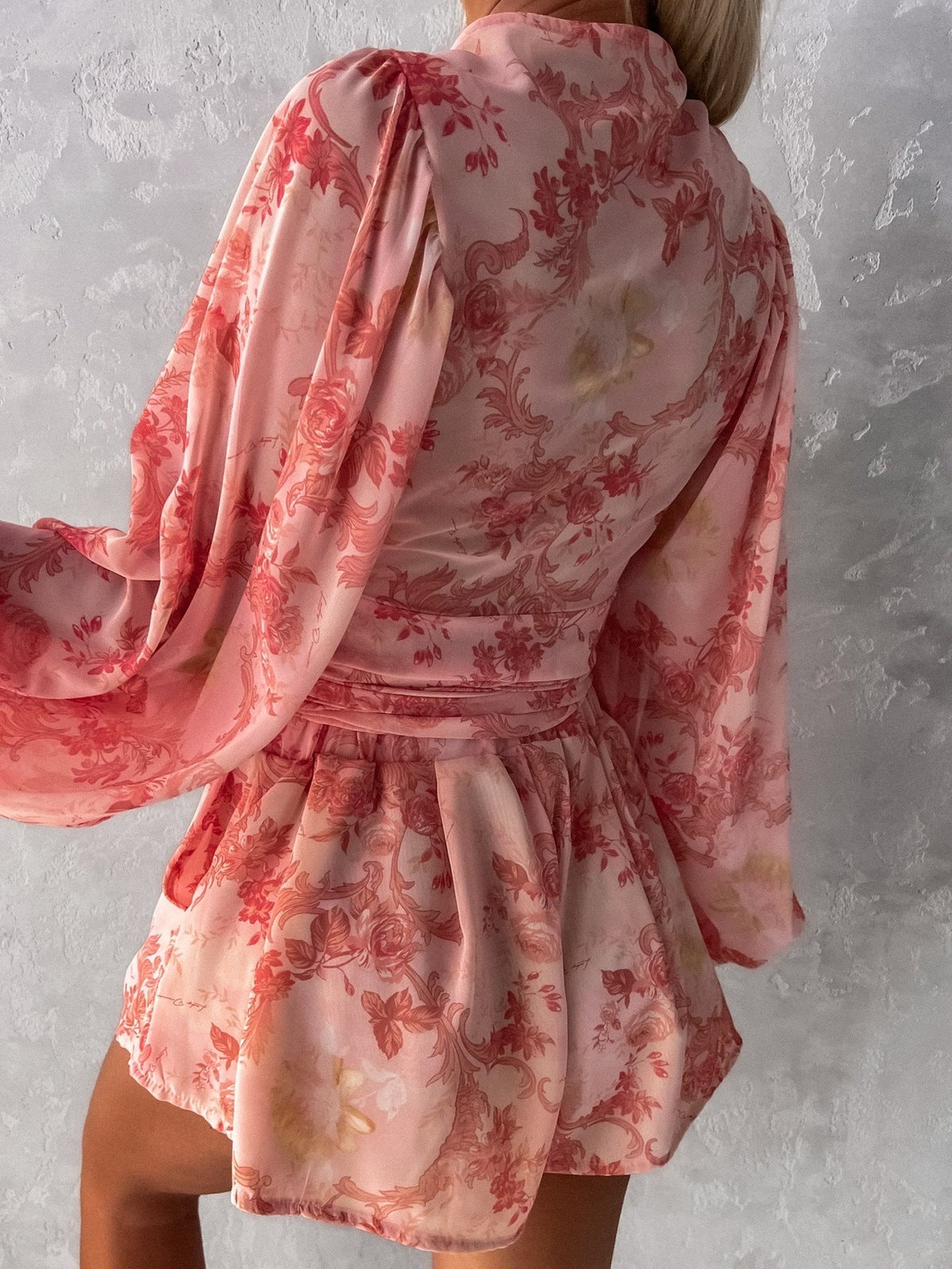 Conjunto de dos piezas de top y pantalones cortos de manga larga con cuello en V y estampado floral para mujer