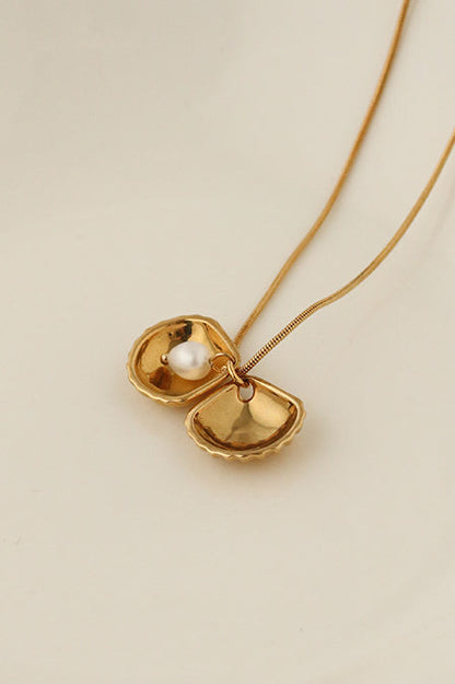 Pearl Shell Simple ELegant Necklace