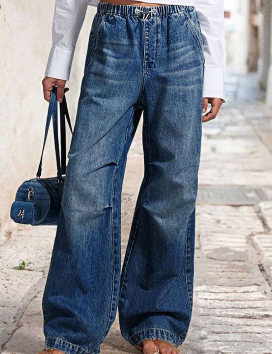 Jean bleu à jambe droite