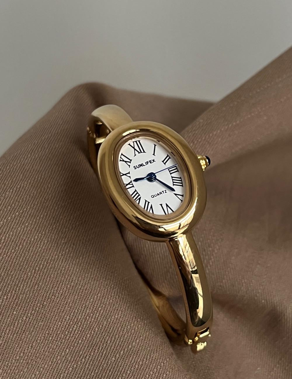 Trendy Oval Dail Gold Quartz Wrist Watch