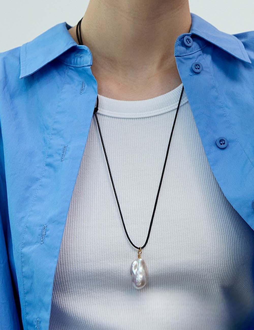 Simple Baroque Pearl Pendant Leather Cord Necklace