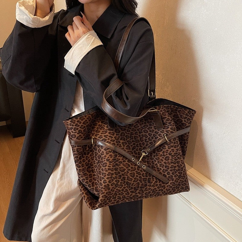 Retro Handbag With Pendant