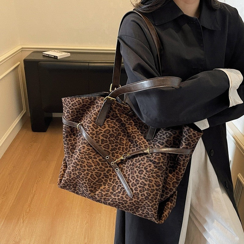 Retro Handbag With Pendant