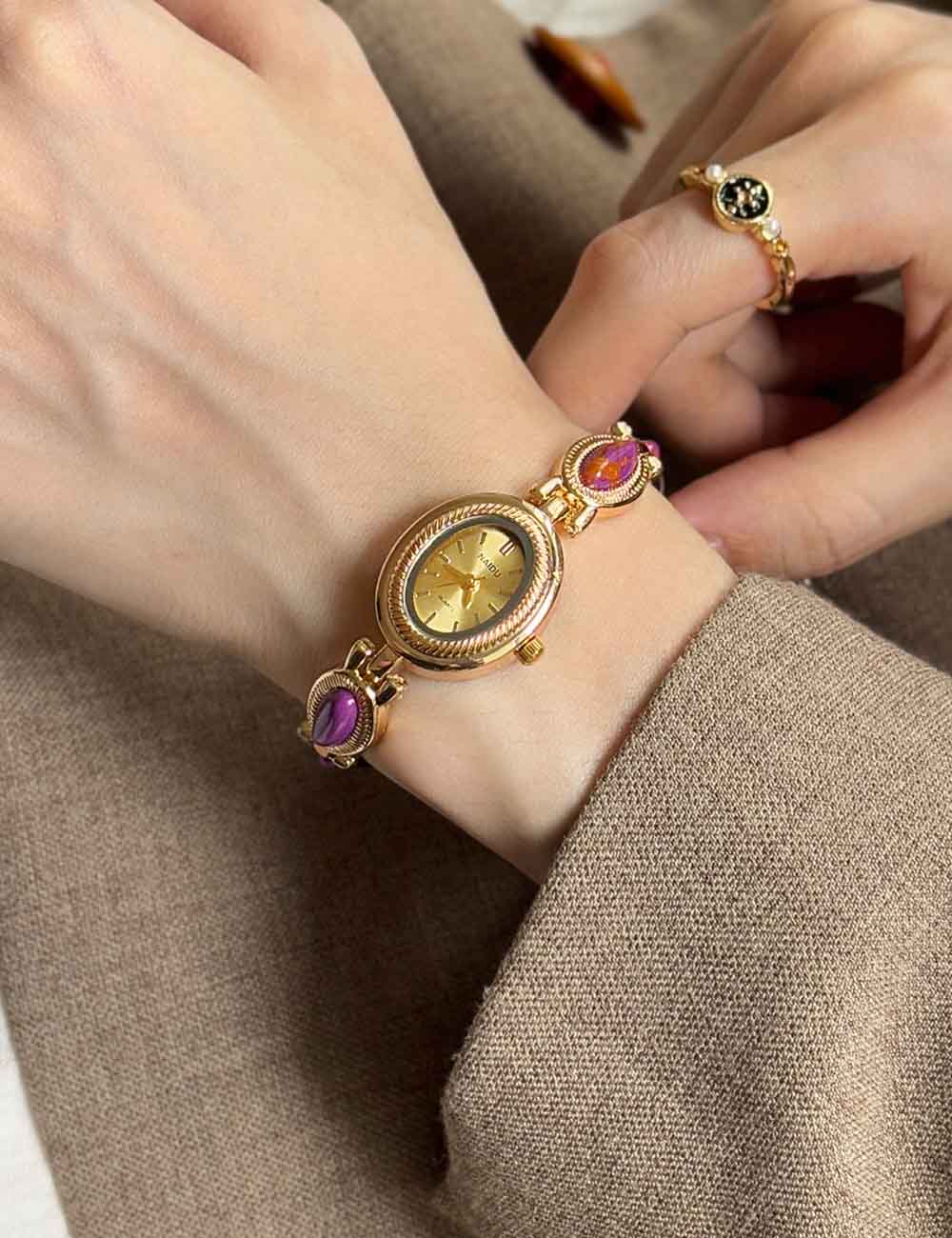 Vintage Gold Oval Dial Bracelet Quartz Watch