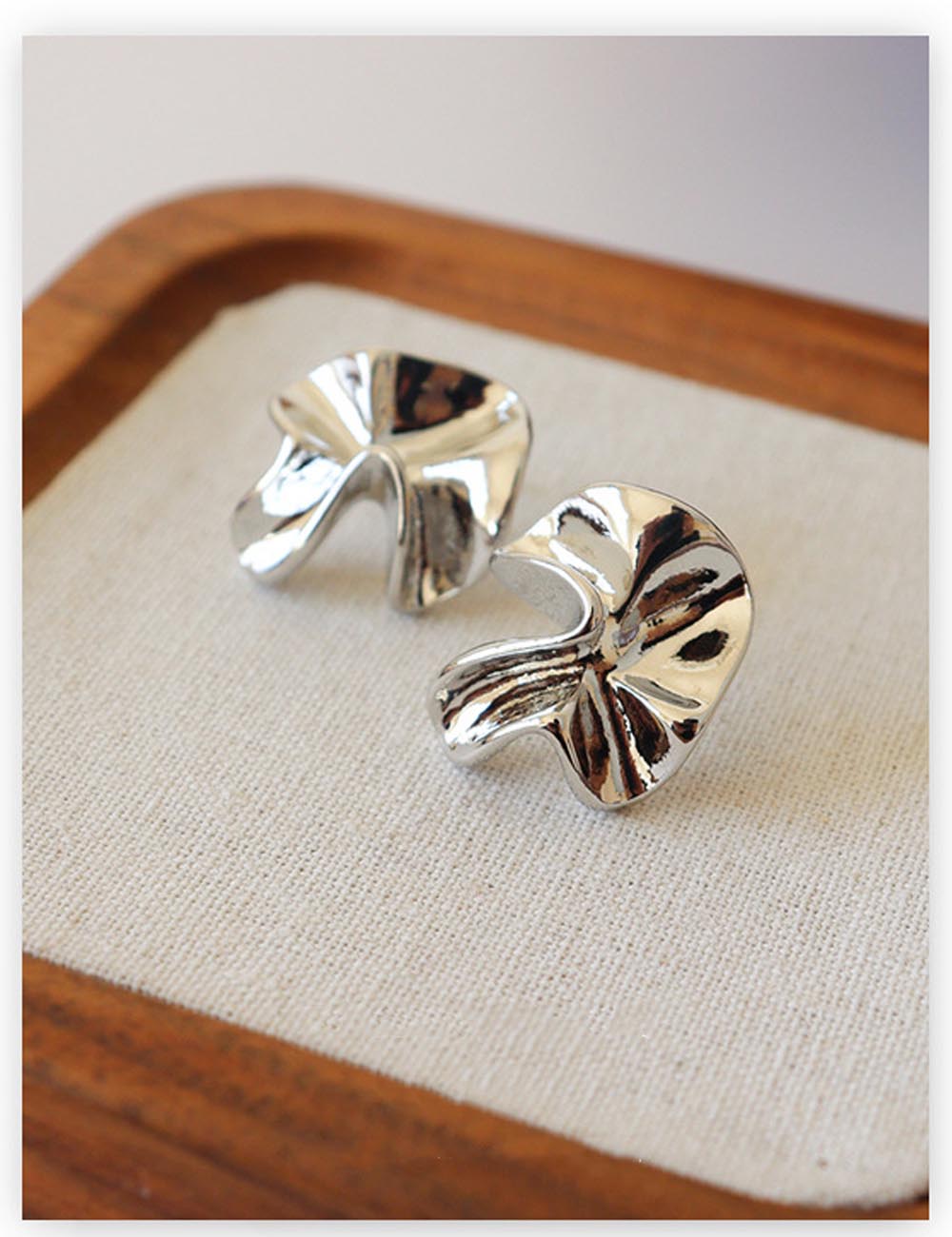 Simple Geometric Ruched Stud Earring