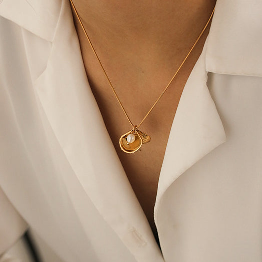 Pearl Shell Simple ELegant Necklace