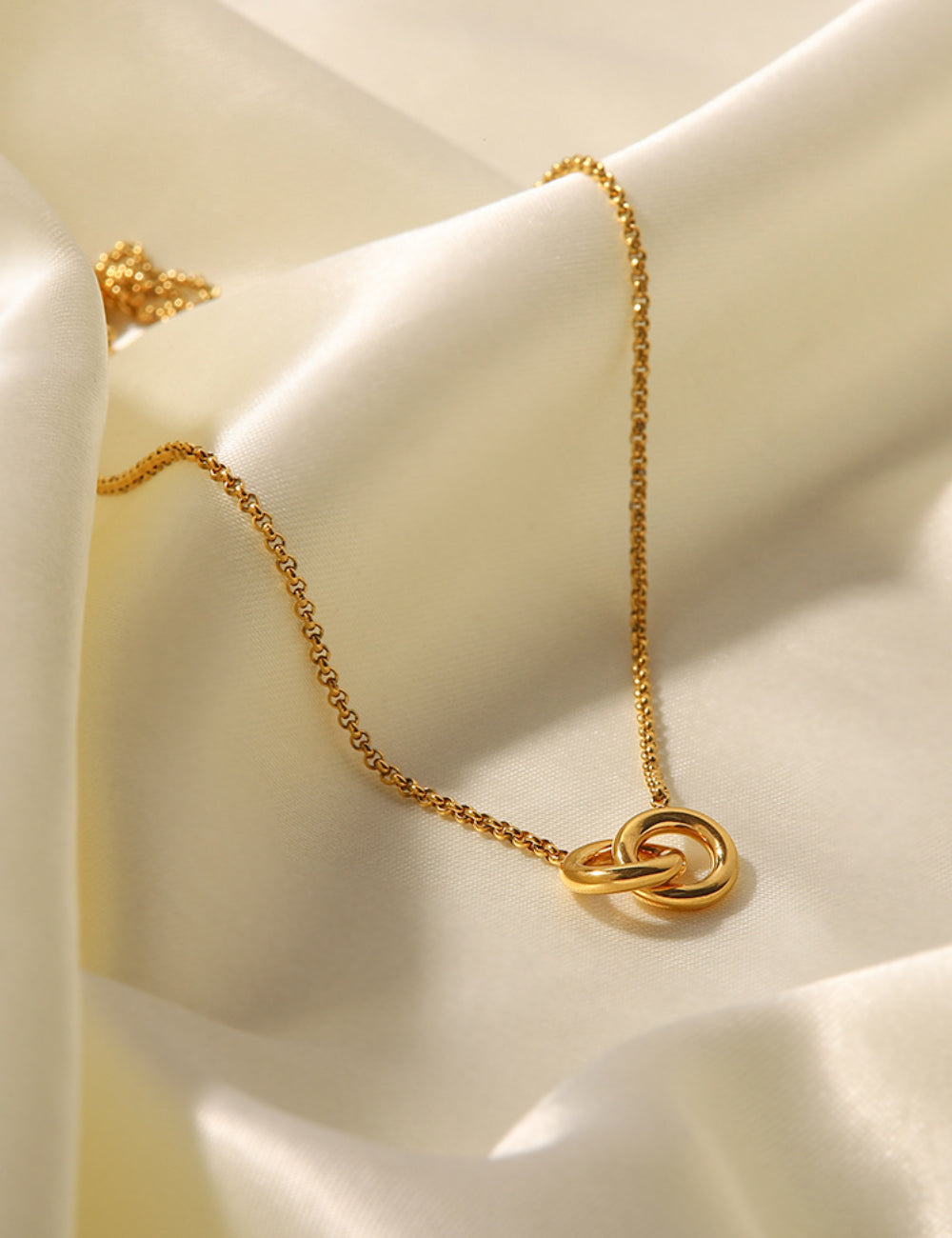 Loop Pendant Simple Elegant Necklace