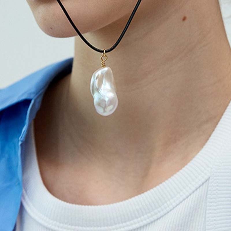 Simple Baroque Pearl Pendant Leather Cord Necklace