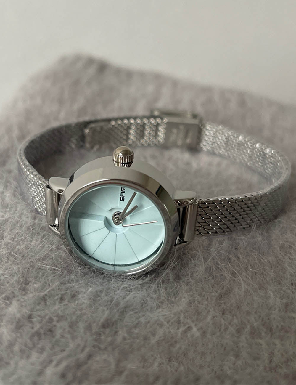 Elegant Small Dail Mesh Strap Quartz Watch