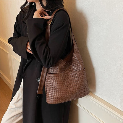 Retro Handbag With Pendant