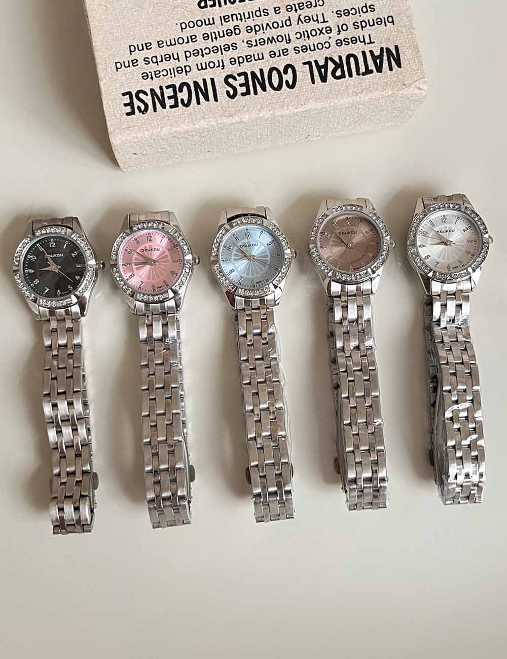 Rhinestone Round Dial Chic Quartz Watch